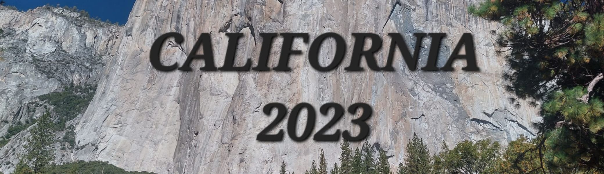 Landschaftsfoto mit Berg im Hintergrund und Schriftzug California 2023 | © Thomas Kostial