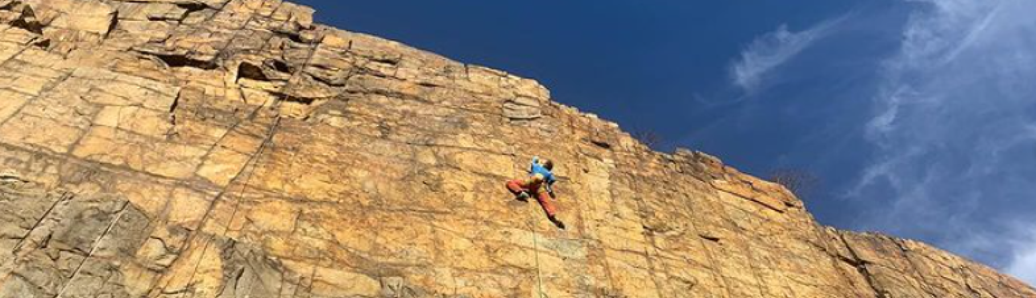 Kletternde Person in an Felswand | © Theodor Kubusch